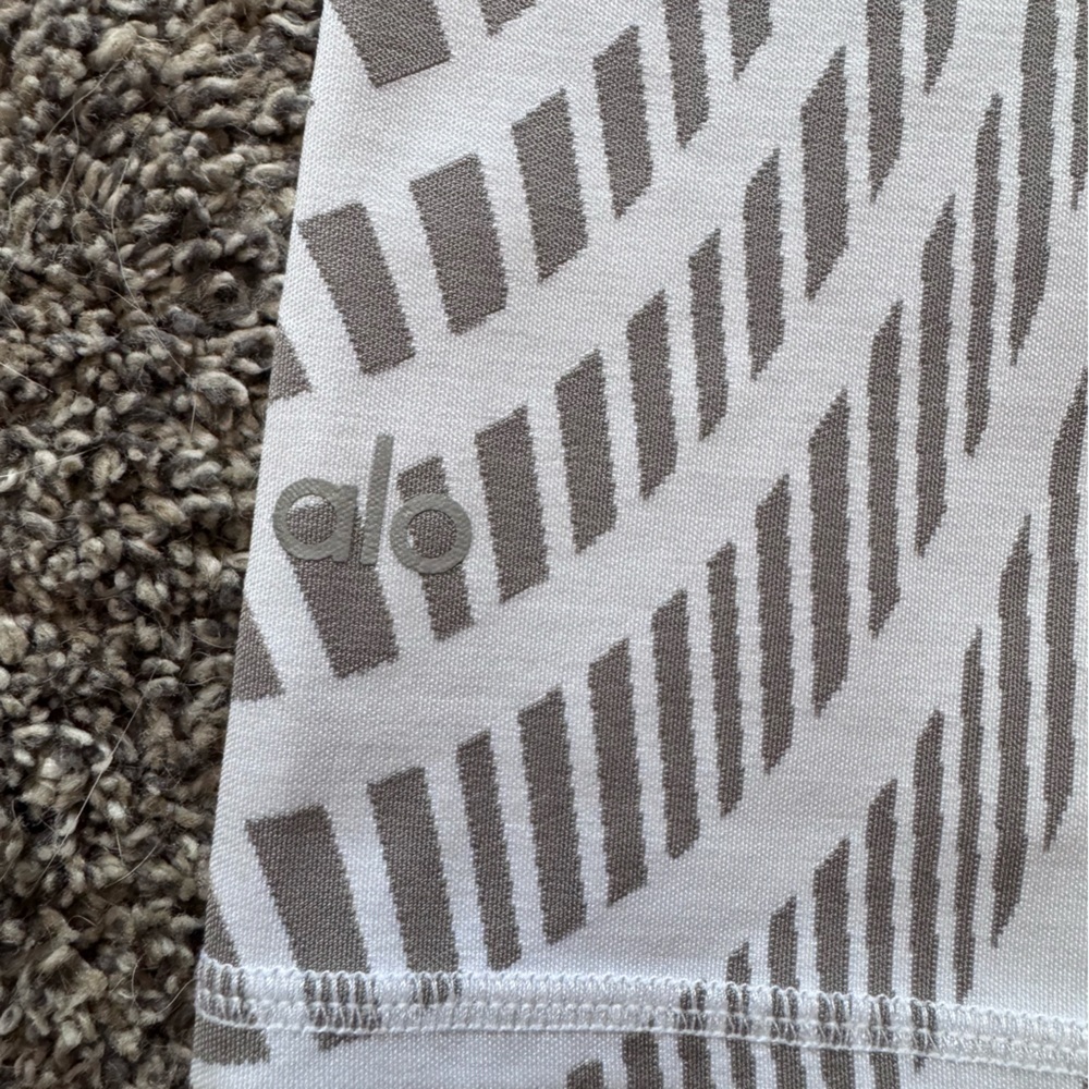 ALO Yoga Gray and White Patterned Cropped Leggings - Picture 5 of 7